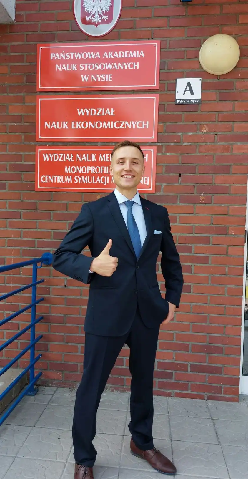 Kacper Gawroński po obronie dyplomu pielęgniarza w PANS Nysa