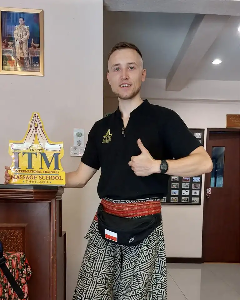 Kacper Gawroński po szkoleniu z masażu tajskiego w ITM Chiang Mai, Tajlandia
