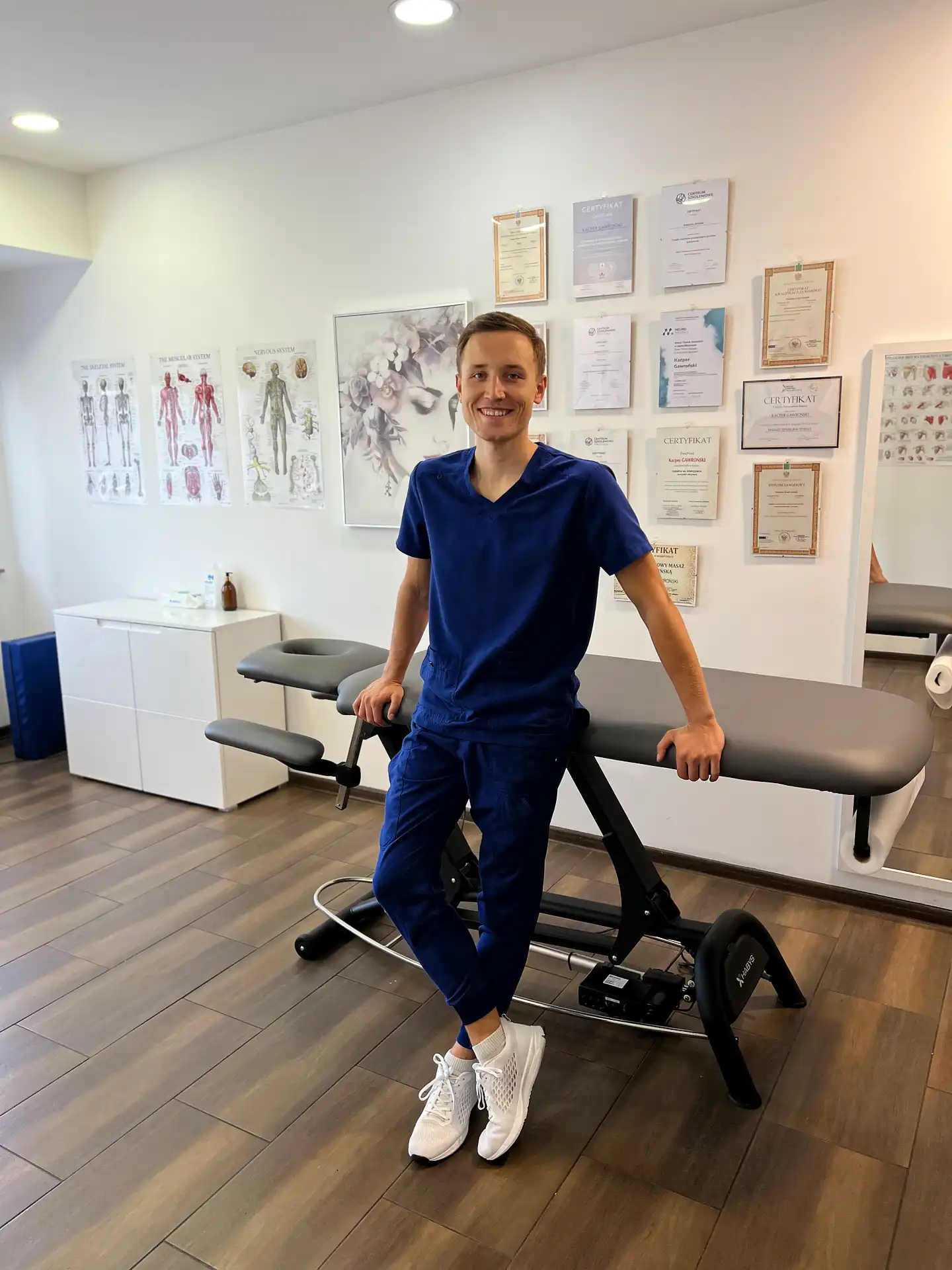 Masażysta Kacper Gawroński w gabinecie w Brzegu, gotowy do przeprowadzenia terapii manualnej